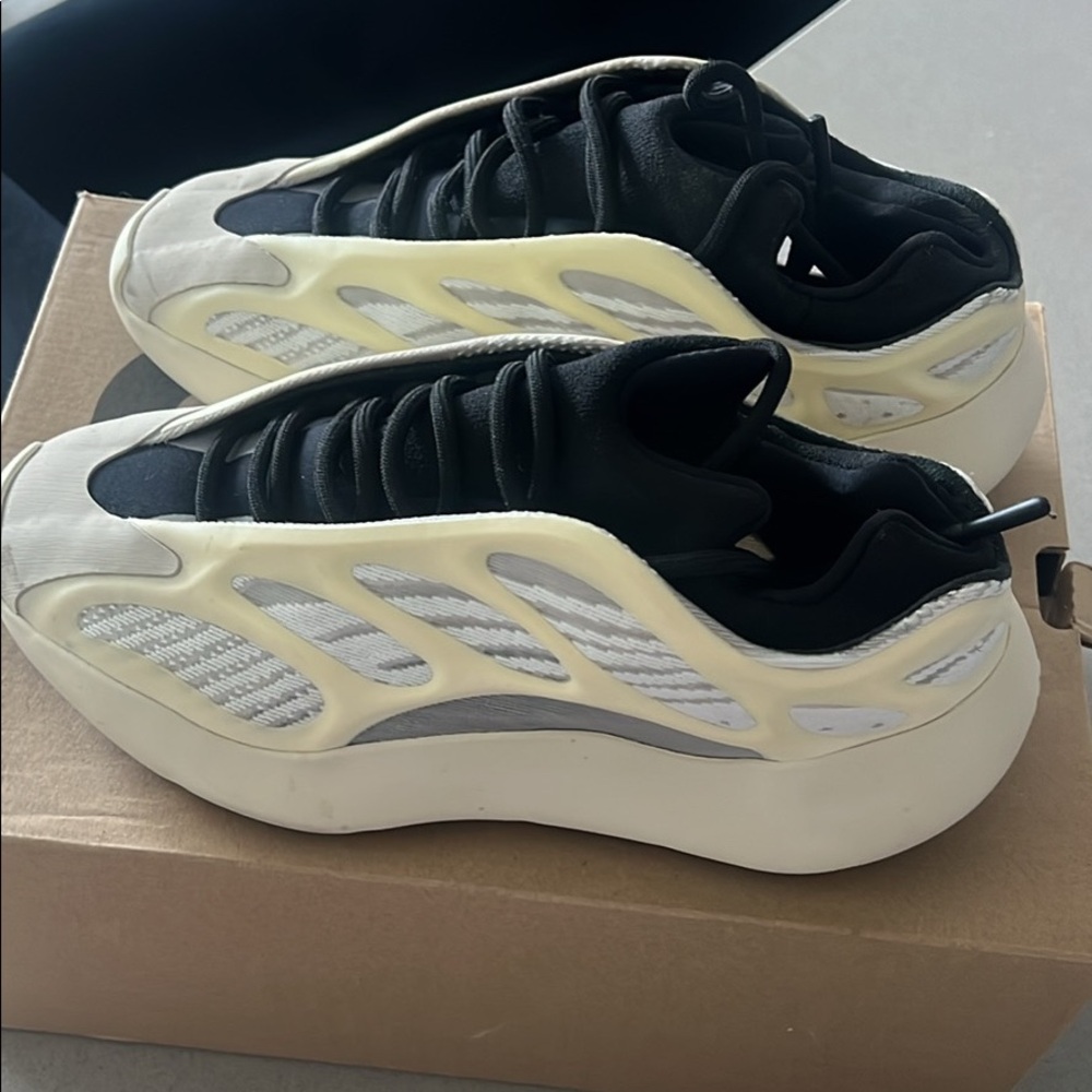 Yeezy Azela SZ 7